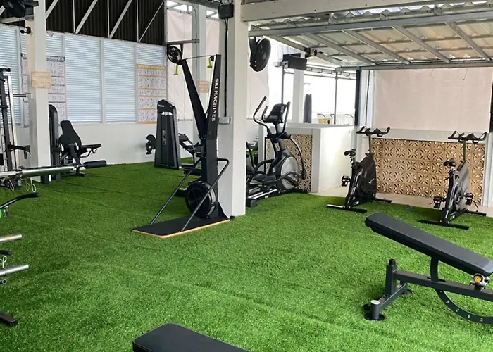 3 Monkeys Gym Recovery Centre * レンボンガン島
